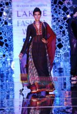 Model walks the ramp for Manish Malhotra Show at Lakme Winter fashion week day 4 on 20th Sept 2010 (95).JPG